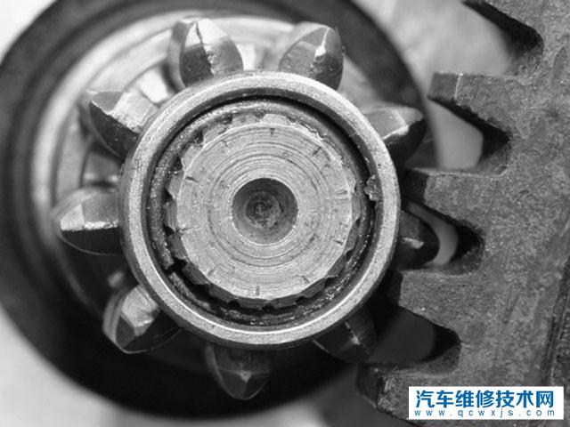 起动机是怎么工作的？起动机如何带动发动机的？