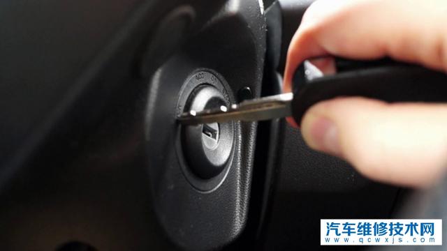 起动机是怎么工作的？起动机如何带动发动机的？