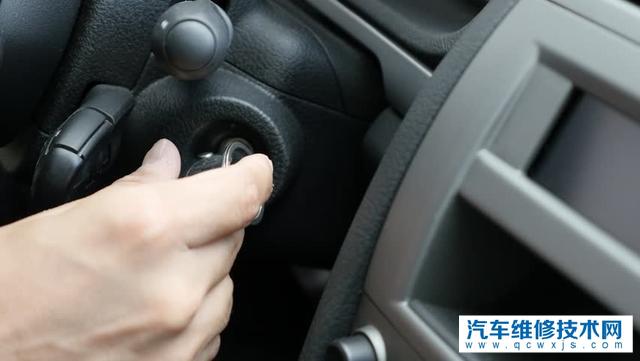 起动机是怎么工作的？起动机如何带动发动机的？