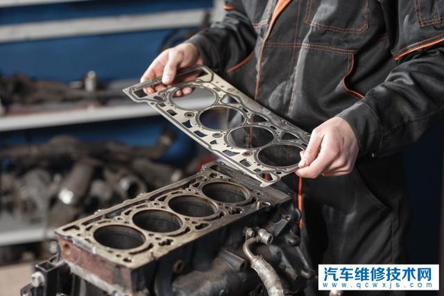 起动机是怎么工作的？起动机如何带动发动机的？