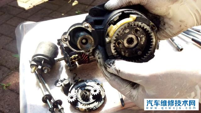 起动机是怎么工作的？起动机如何带动发动机的？