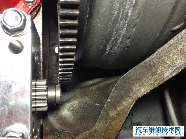 起动机是怎么工作的？起动机如何带动发动机的？