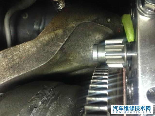 起动机是怎么工作的？起动机如何带动发动机的？