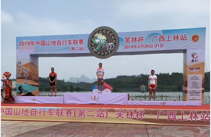 骑自行车的女运动员_自行车女子运动员_自行车女运动员