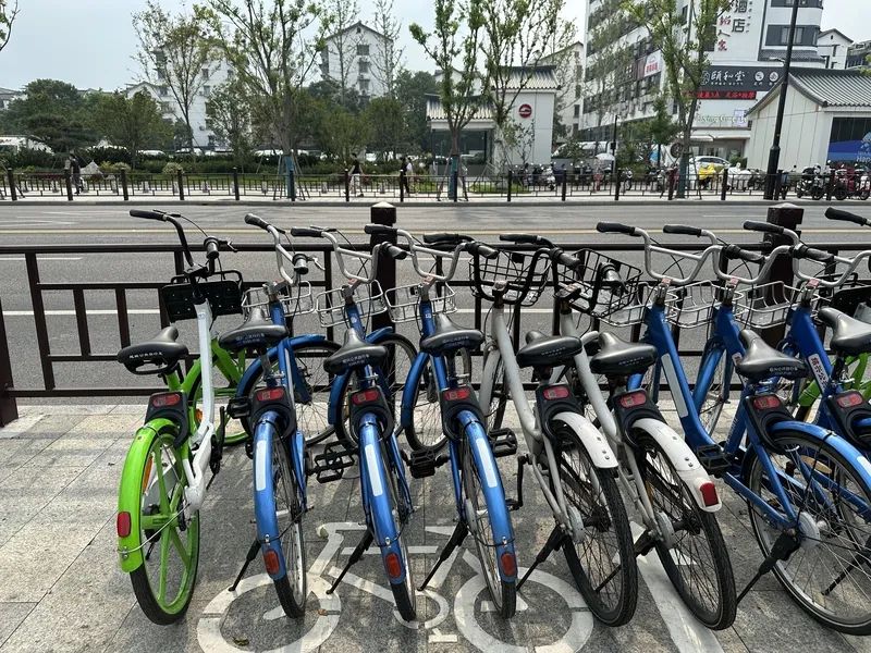 绍兴越城区公共自行车在进行无桩化改造后，租车体验和共享单车无异。朱凌君 摄