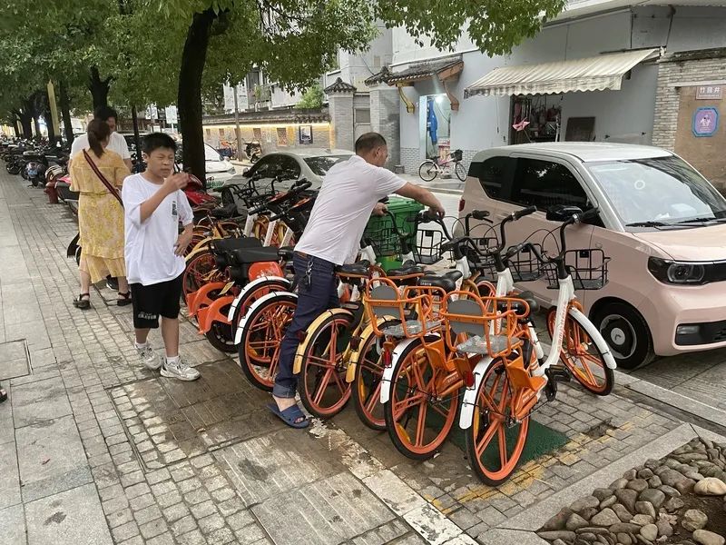 台州临海的无桩公共自行车和亲子车颇受当地市民欢迎。姜易杉 摄