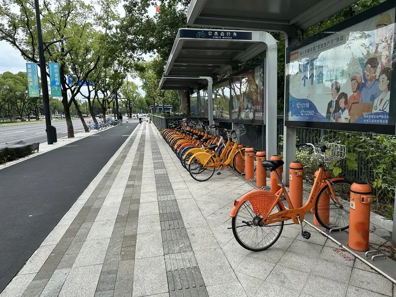 短时间内，公共自行车应该不会被共享单车完全取代。朱凌君 摄