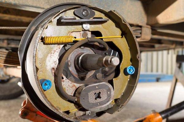 暗网下载 鼓刹的刹车力度更强，为何老司机还是追求盘刹？