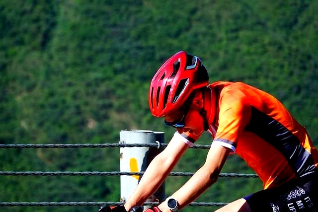 骑车安全_头盔选购_有氧运动怎么练习山地车