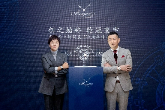 宝玑中国区助理副总裁张怡女士（左） 斯沃琪集团中国管理委员会成员廖信嘉先生（右）
