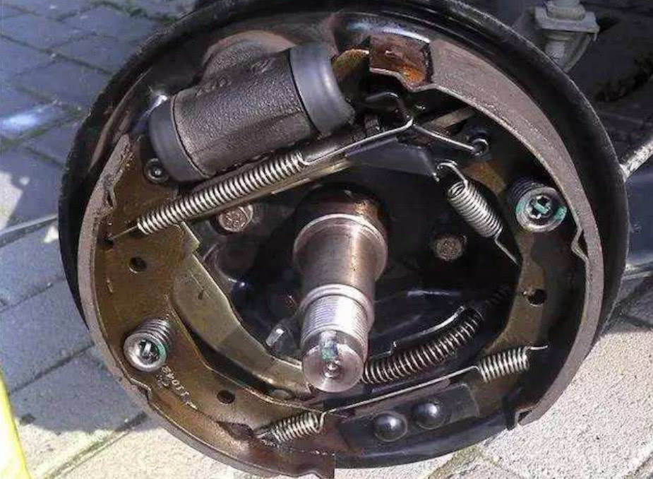 碟刹比鼓刹更强吗?为啥私家车追求碟刹,可大货车却只用鼓刹