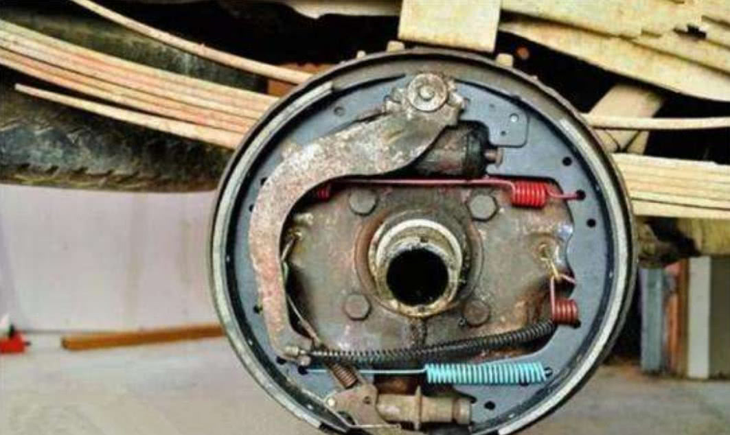 碟刹比鼓刹更强吗?为啥私家车追求碟刹,可大货车却只用鼓刹