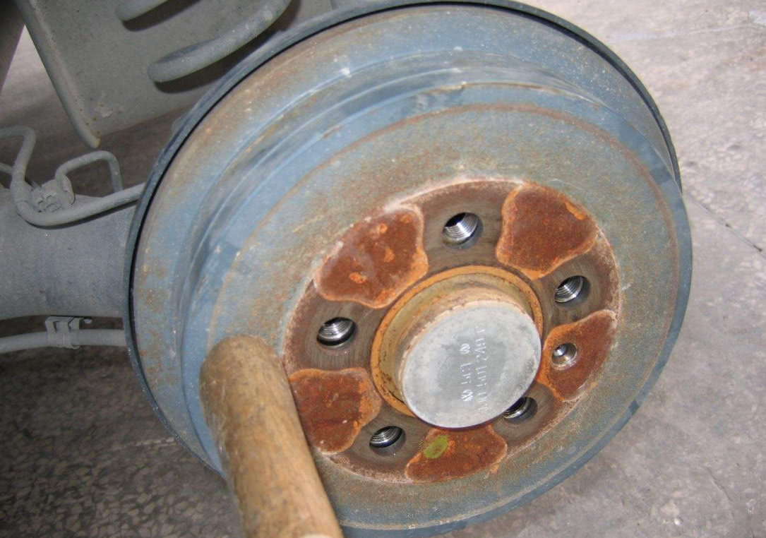 碟刹比鼓刹更强吗?为啥私家车追求碟刹,可大货车却只用鼓刹