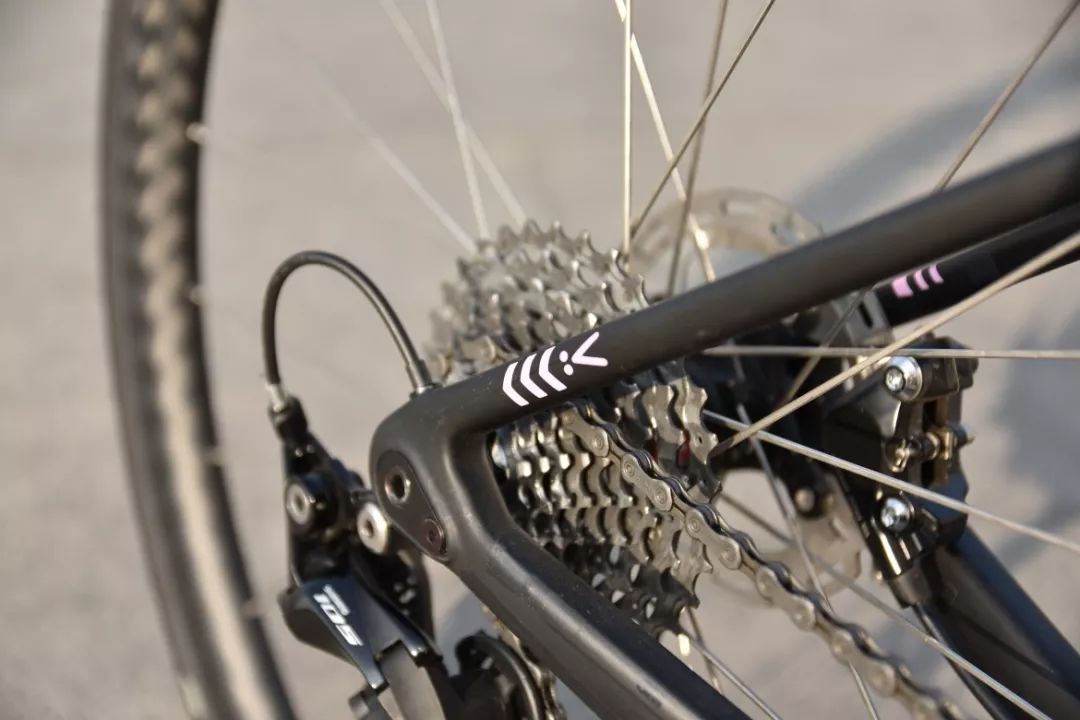 全隐藏走线公路车改装_野兽骑行UNICORN爬坡架_公路车怎么改装