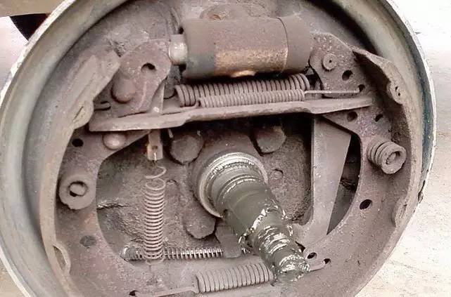 polo鼓刹改碟刹多少钱_鼓式制动与盘式制动区别_鼓式制动性能分析