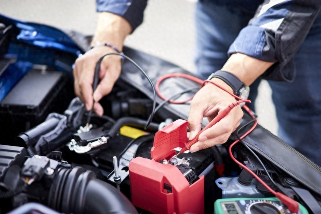 星空体育app下载入口 其次起动机在通电之后转动，同时在电磁开关的作用下利用拨叉将启动齿轮拨出与发动机飞轮齿圈